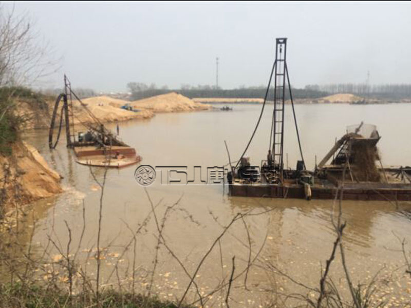 無(wú)節(jié)制開(kāi)采河沙，河堤受損嚴(yán)重