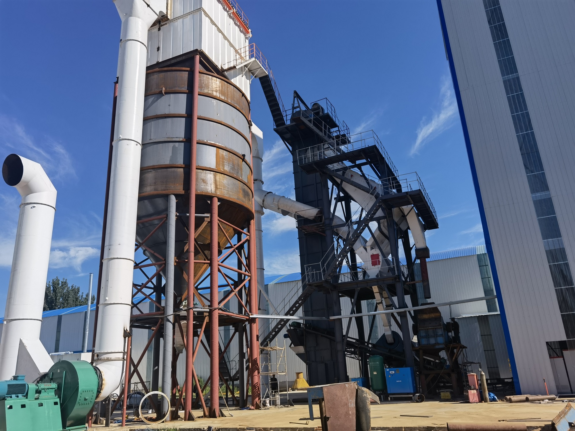 投資石灰石制砂生產(chǎn)線如何選擇設備？制砂樓怎么樣？